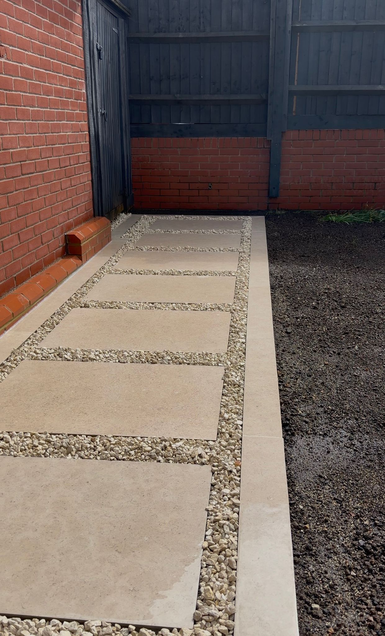Porcelain pathway with decorative gravel