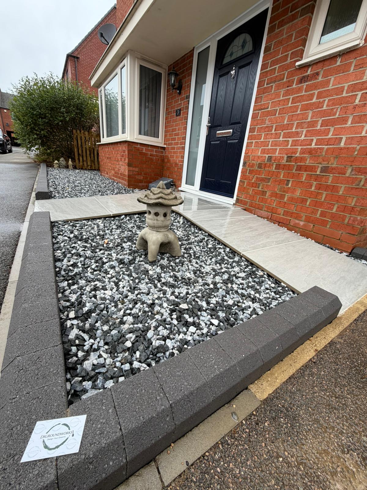 front garden, porcelain and gravel, view 2